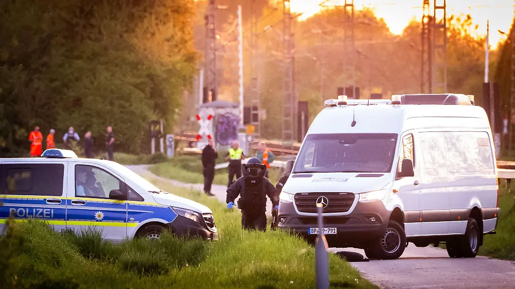 Einsatzkraefte-der-Polizei-und-der-Entschaerferdienst-der-Bundespolizei-suchen-nach-einer-Explosion-die-Bahngleise-ab