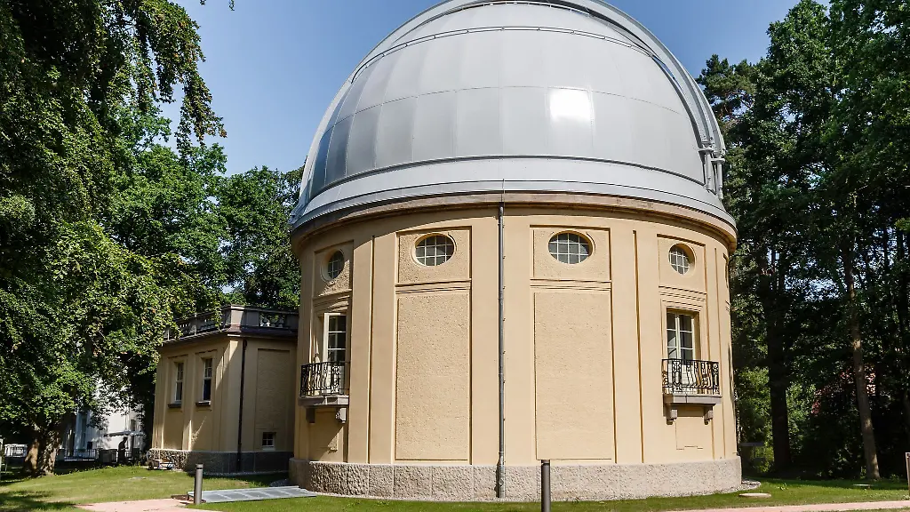 Bergedorfer-Sternwarte-Wegen-des-wolkenfreien-Himmels-liessen-sich-Mars-Jupiter-und-Kugelsternhaufen-durch-die-Teleskope-bewundern