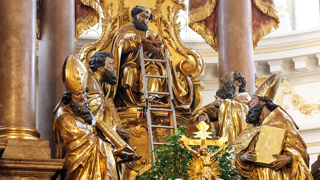 Die-Figur-des-Heiligen-Petrus-in-der-Muenchner-Stadtpfarrkirche-Sankt-Peter-hat-keine-Papstkrone-mehr-Grund-ist-ein-Ritual-nach-dem-Tod-eines-Papstes
