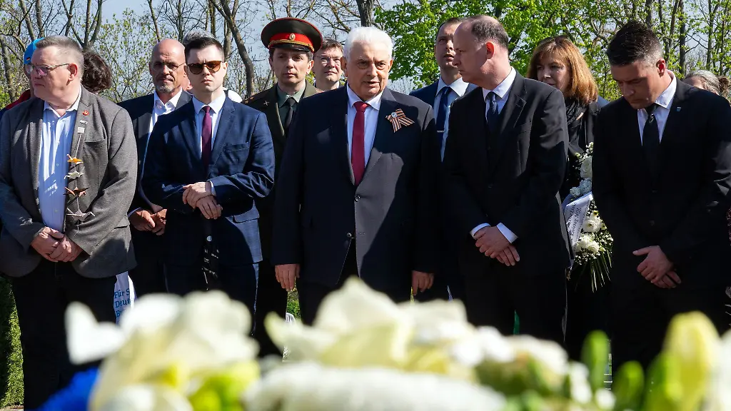 Brandenburgs-BSW-Landtagsfraktionschef-Niels-Olaf-Lueders-hat-wie-Russlands-Botschafter-Sergej-Netschajew-Mitte-am-Gedenken-an-die-Schlacht-auf-den-Seelower-Hoehen-teilgenommen