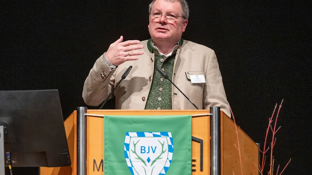 Das-BJV-Praesidium-unter-Praesident-Ernst-Weidenbusch-ist-beim-Landesjaegertag-mit-95-Prozent-Zustimmung-der-Mitglieder-entlastet-worden