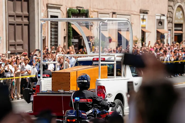 2025-04-26T105351Z-977227165-RC2M5EA0Z141-RTRMADP-3-POPE-FRANCIS-FUNERAL