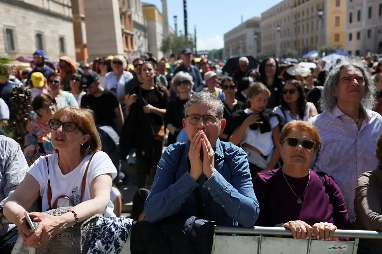 2025-04-26T093821Z-1181089244-RC2L5EAYN022-RTRMADP-3-POPE-FRANCIS-FUNERAL