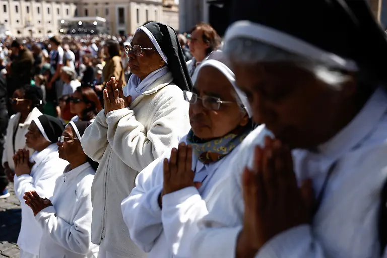 2025-04-26T094008Z-1582147596-RC2L5EAYLD96-RTRMADP-3-POPE-FRANCIS-FUNERAL