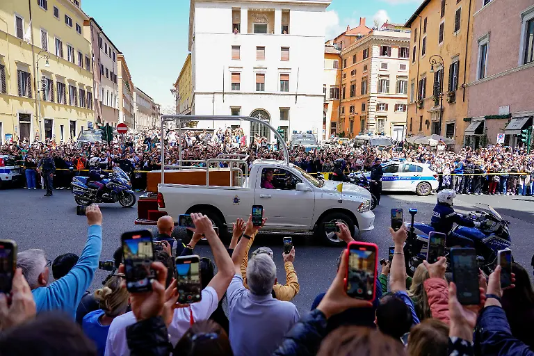 2025-04-26T105227Z-231894439-RC2M5EAJCD6U-RTRMADP-3-POPE-FRANCIS-FUNERAL