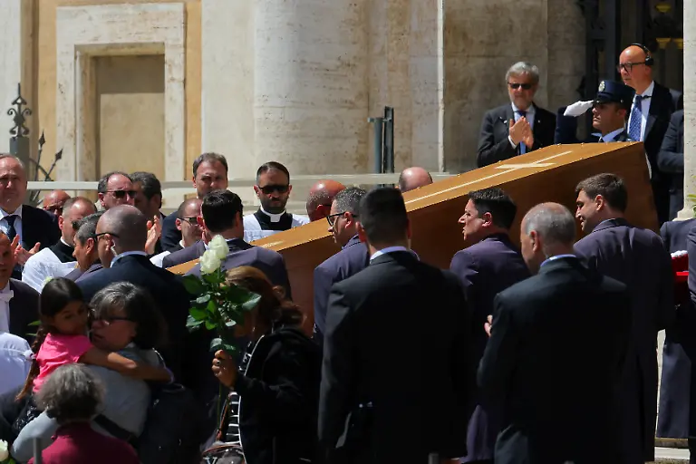 2025-04-26T110150Z-2003553362-RC2N5EAP8NU3-RTRMADP-3-POPE-FRANCIS-FUNERAL