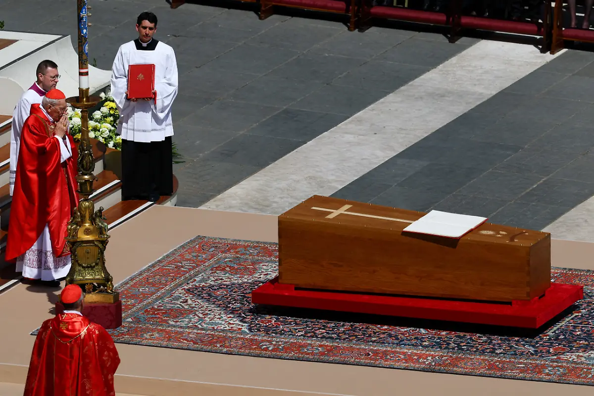 2025-04-26T094244Z-1802400741-RC2L5EAFEUIB-RTRMADP-3-POPE-FRANCIS-FUNERAL