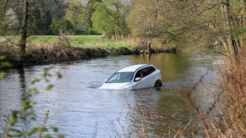Das-Auto-rollte-vom-abschuessigen-Parkplatz-in-die-Volme