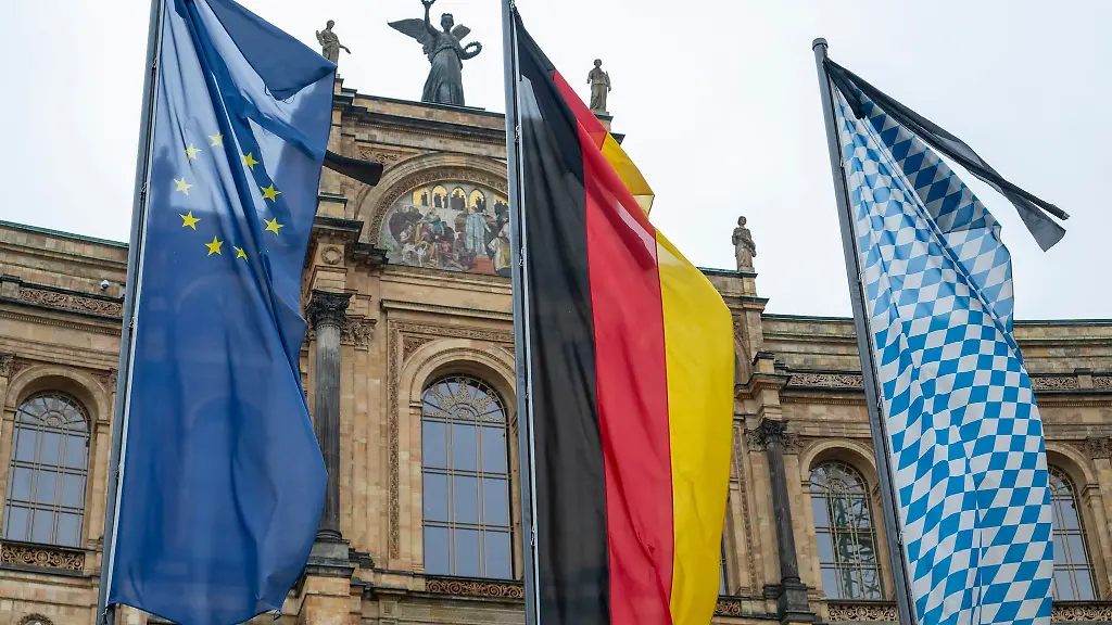 Zum-Zeichen-der-Trauer-um-Papst-Franziskus-waren-am-Tag-der-Beisetzung-des-Kirchenoberhaupts-die-Fahnen-vor-den-staatlichen-Dienstgebaeuden-mit-schwarzem-Trauerflor-versehen