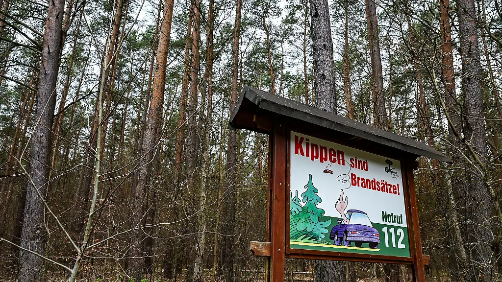 Achtung-Waldbrandgefahr-Hinweistafeln-weisen-auf-das-Risiko-in-Brandenburgs-Waeldern-hin