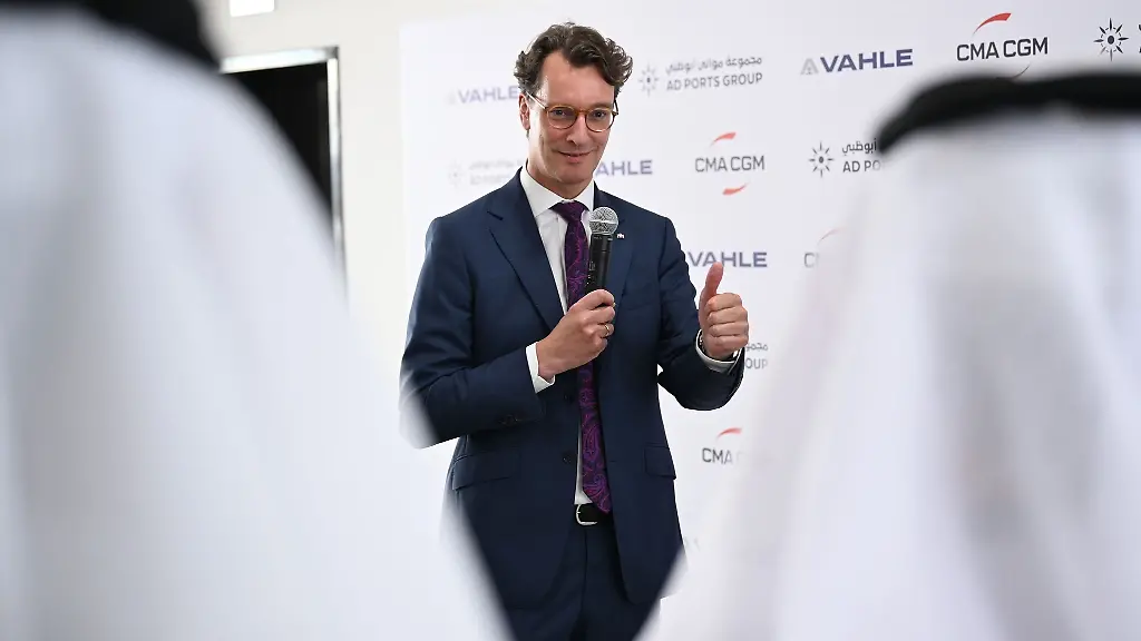 Wuest-bei-einer-Rede-vor-arabischen-Geschaeftsleuten-im-Hafen-Khalifa