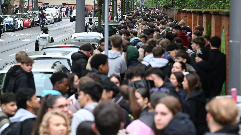 Schlange-stehen-fuer-Jogginghosen-Das-dachten-sich-in-Frankfurt-am-Donnerstag-und-Freitag-mehrere-hundert-meist-junge-Menschen