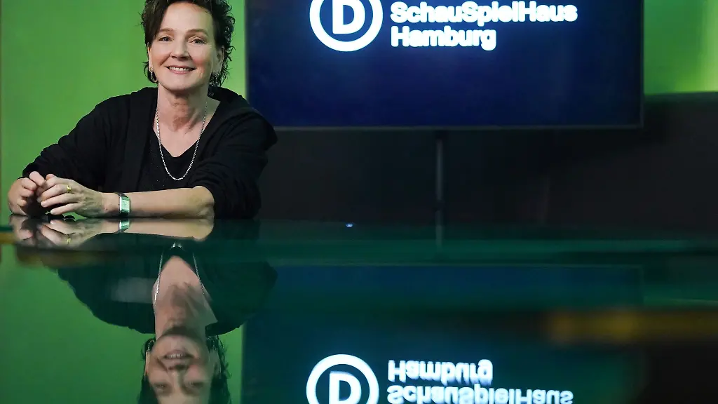 Intendantin-Karin-Beier-stellte-die-neue-Saison-2025-26-zusammen-mit-ihrem-Team-vor