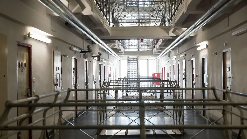 Weil-er-zwei-Menschen-an-einer-Bushaltestelle-mit-einem-Messer-angegriffen-und-verletzt-haben-soll-wird-gegen-einen-33-Jaehrigen-Haftbefehl-erlassen-Symbolbild