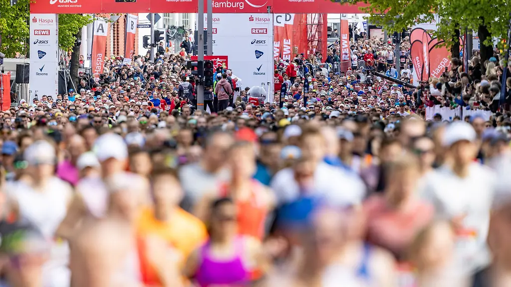 Tausende-Laeufer-starten-vor-den-Messehallen-in-Hamburg-zum-Marathonlauf