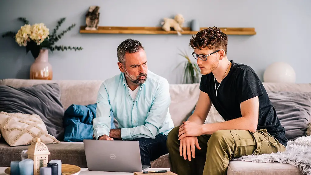 Finanzplaene-neu-besprechen-Ab-dem-18-Lebensjahr-verwaltet-das-Kind-sein-Depot-eigenstaendig-ohne-Vollmacht-haben-Eltern-dann-keinen-Zugriff-mehr