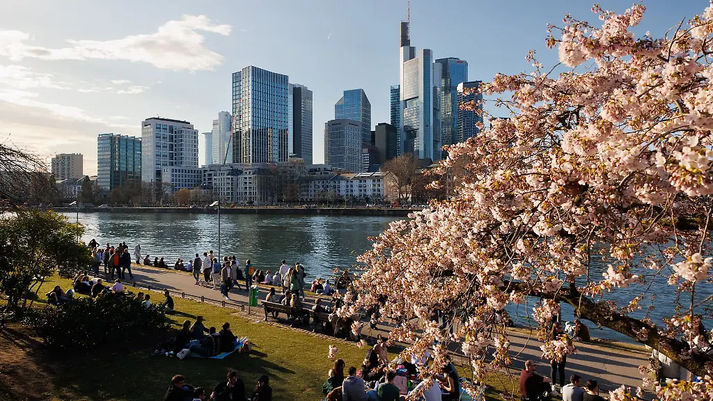 Am-Wochenende-koennen-die-Menschen-wieder-das-sonnige-Fruehlingswetter-geniessen