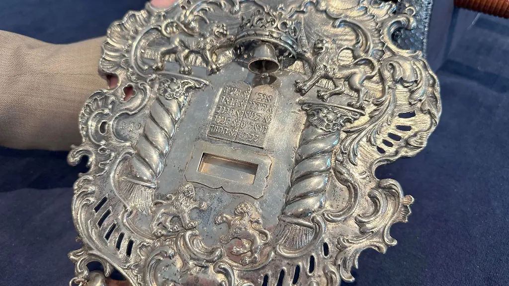 Das-kunstvoll-gearbeitete-Toraschild-wurde-um-das-Jahr-1900-in-Hanau-gefertigt-und-von-der-juedischen-Gemeinde-ersteigert-Bei-der-Feier-zum-20-Jahrestag-der-Neugruendung-der-juedischen-Gemeinde-Hanau-wird-das-Toraschild-am-29-April-2025-erstmals-oeffentlich-praesentiert