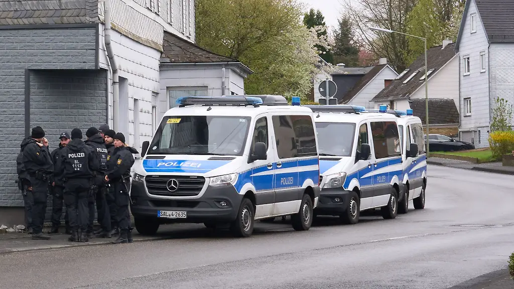 Die-Staatsanwaltschaft-hat-fuer-Hinweise-die-zur-Ergreifung-des-Taeters-fuehren-10-000-Euro-ausgelobt