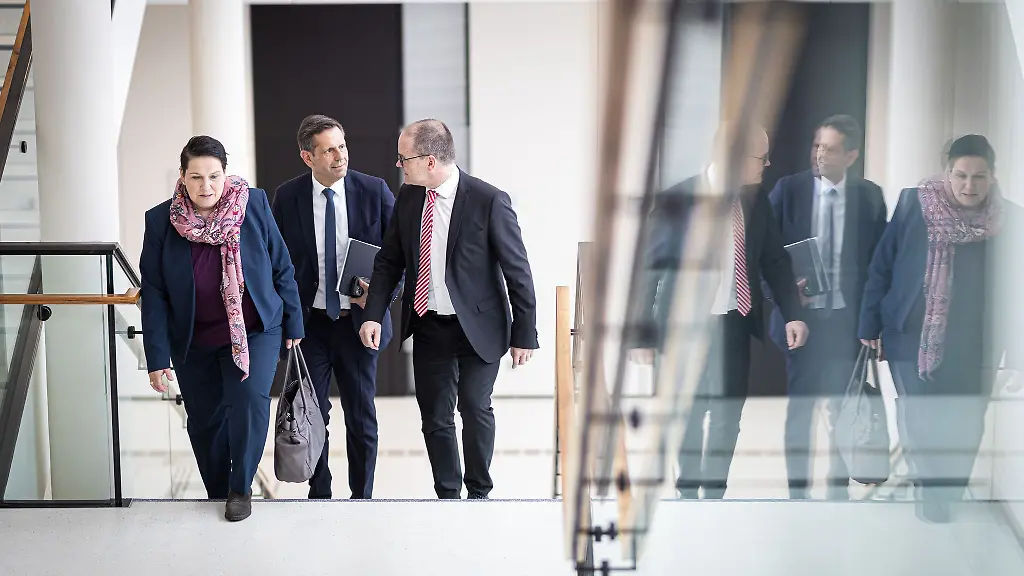 Fuer-Walter-Lies-und-Tonne-v-l-n-r-geht-es-auf-der-Karrieretreppe-nach-oben-Es-warten-die-Staatskanzlei-und-das-Wirtschaftsministerium