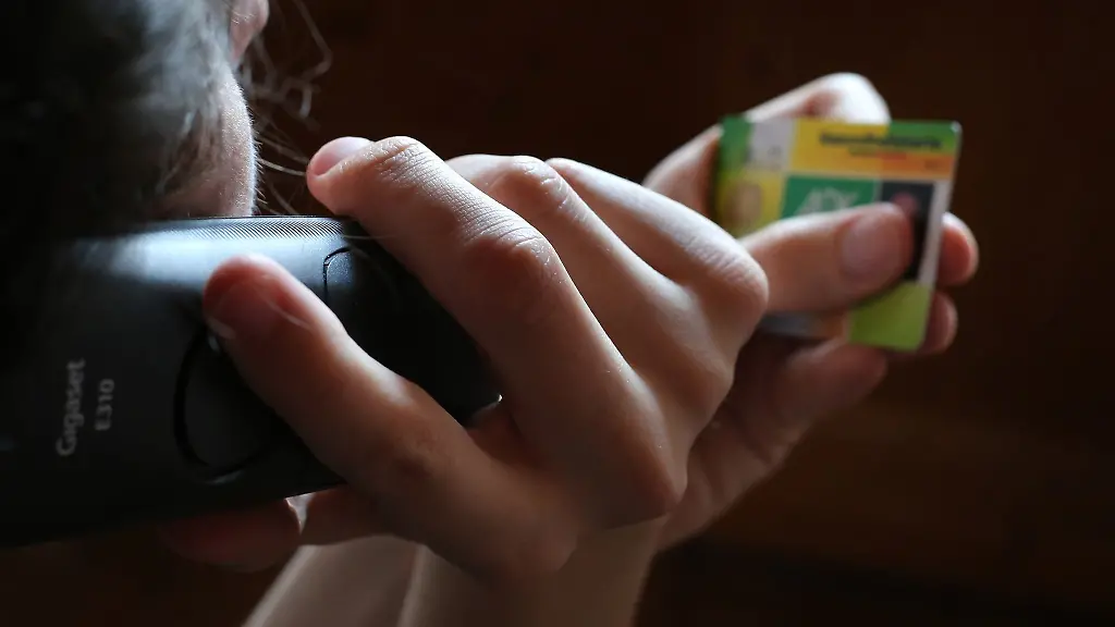 Telefonmasche-Betrueger-bieten-kostenpflichtige-Pflegekurse-oder-sogenannte-Pflegeboxen-an-meist-unnoetig-oder-voellig-ueberteuert