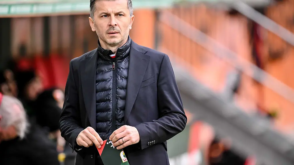 Marinko-Jurendic-freut-sich-ueber-einen-Neuzugang