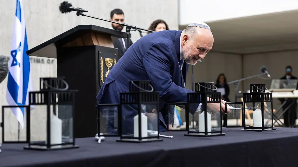 Der-israelische-Botschafter-Ron-Prosor-entzuendet-bei-einem-Gedenken-fuer-die-Holocaust-Opfer-eine-von-sechs-Kerzen-in-Erinnerung-an-die-sechs-Millionen-juedischen-Opfer-der-Nationalsozialisten