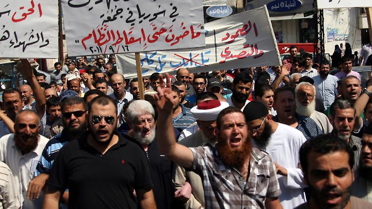 Tausende Syrer fliehen in den Libanon - auch dort wird - wie hier in Tripoli - gegen Assad protestiert.