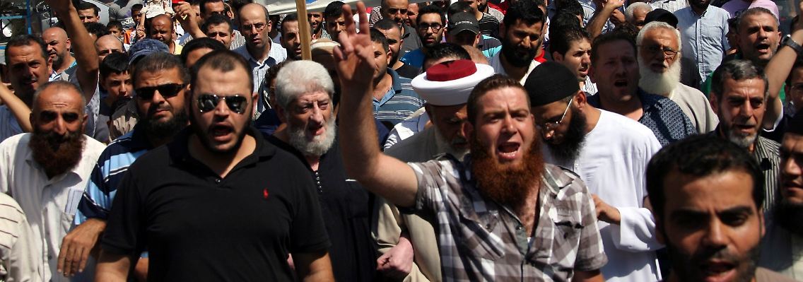 Tausende Syrer fliehen in den Libanon - auch dort wird - wie hier in Tripoli - gegen Assad protestiert.