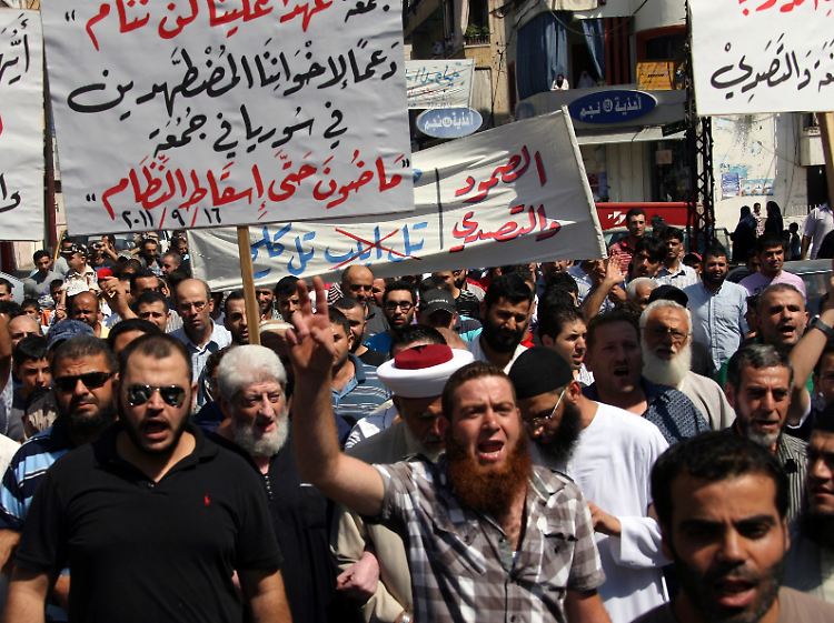 Tausende Syrer fliehen in den Libanon - auch dort wird - wie hier in Tripoli - gegen Assad protestiert.