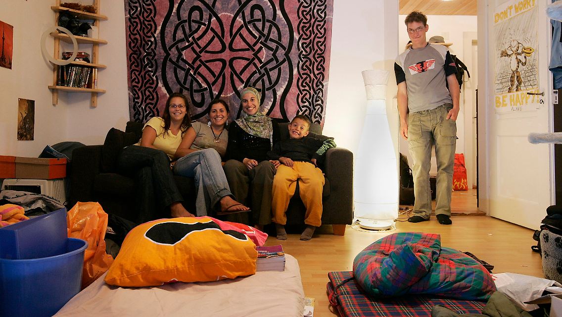 Der Schweizer Rafael Nussbaum (r) mit seinen Gästen Renee Miller (USA), Elena Tedeschi (Italien), Stephanie Ladel und Oussama Refas (Frankreich) in seinem Apartment in Bern (v.l.n.r.)