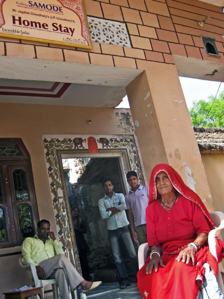 Familienoberhaupt Jagdish Choudhary (l) und Großmutter Padma Choudhary (r) vermieten einfache Zimmer an Touristen.