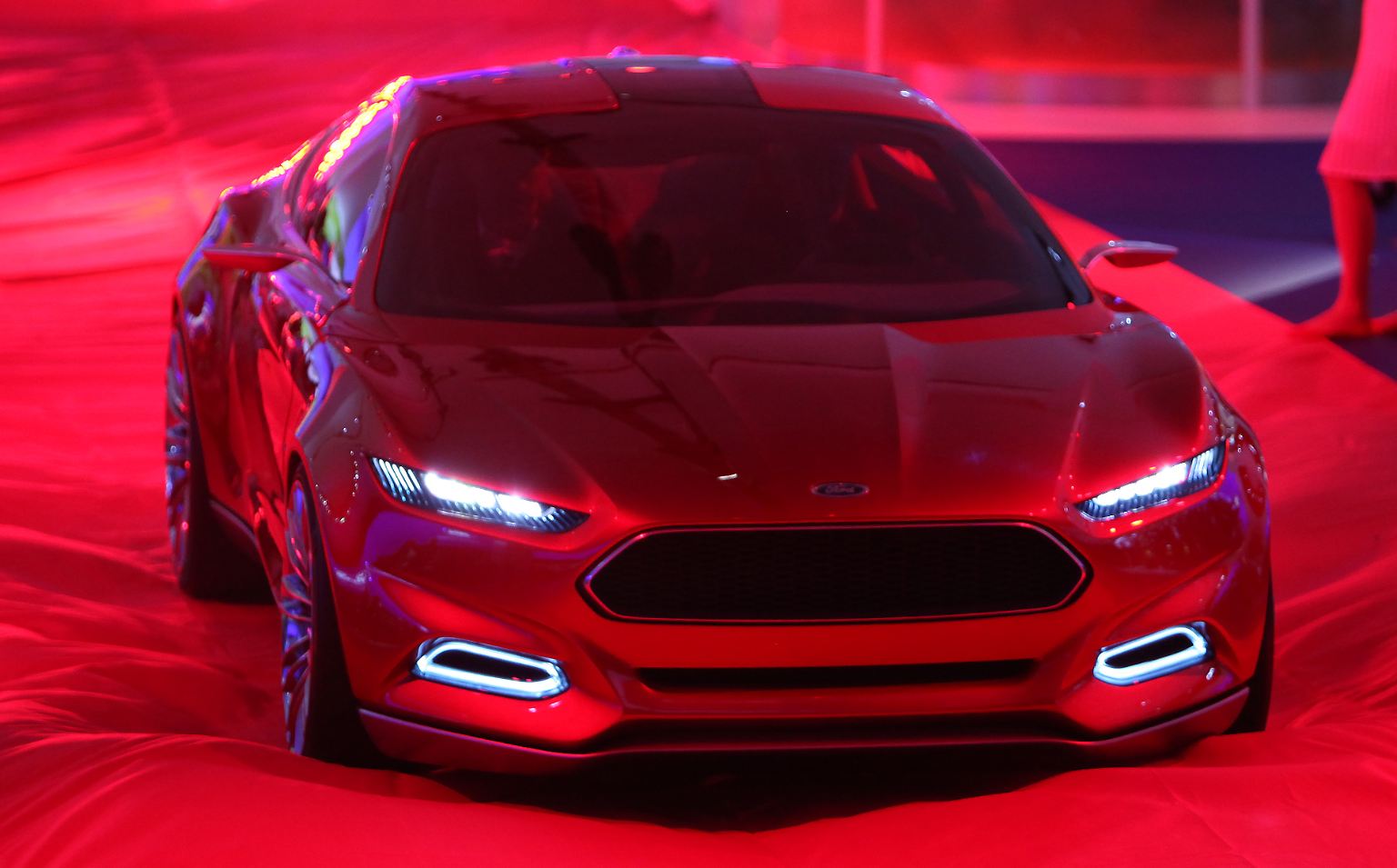 Bei der Studie des Ford Evos haben sich die deutschen Designer mächtig ins Zeug gelegt. Herausgekommen ist ein emotionaler GT-Renner, 4,50 Meter lang, 1,36 Meter flach und 1,97 Meter breit.