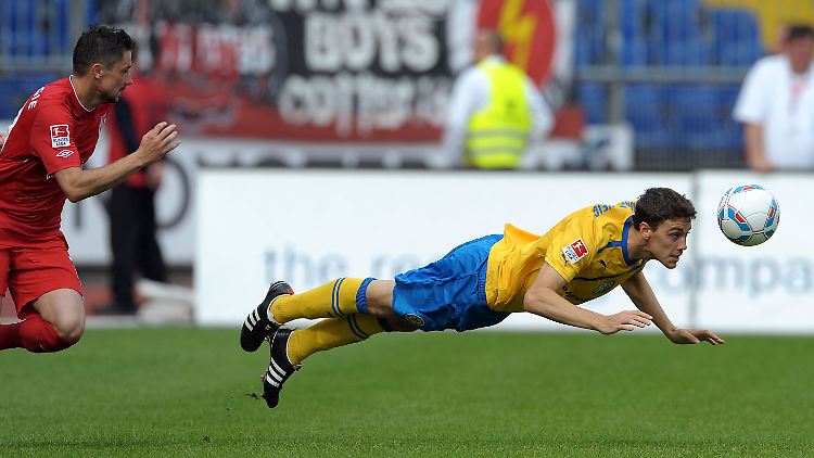 Fliegend nach oben: Benjamin Kessel, rechts, und Eintracht Braunschweig.