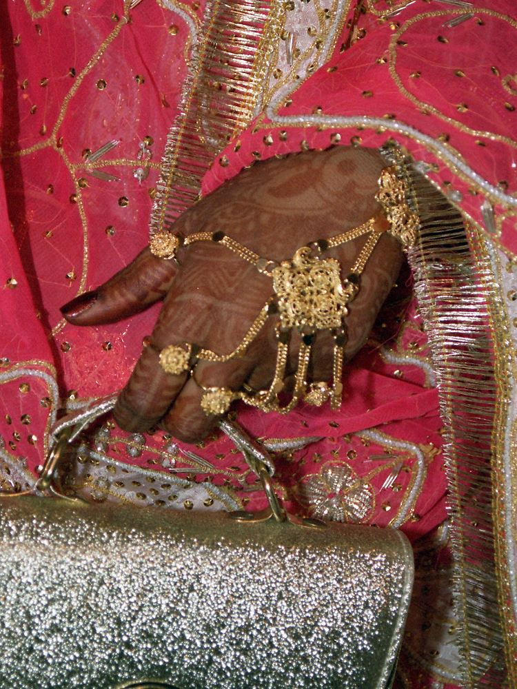 Geschmückte, mit Henna verzierte Hand einer indischen Braut. Eine Hochzeit in Indien ist eine große Inszenierung, die sich über mehrere Abende hinzieht.