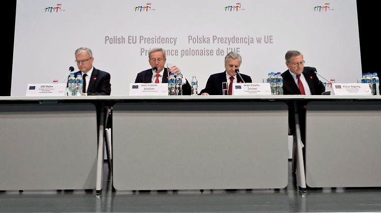 Sie sollen es richten: Rehn, Juncker, Trichet und Regling (von links). Der Ecofin-Rat gilt als einer der mächtigsten Entscheidungsgremien der EU. 