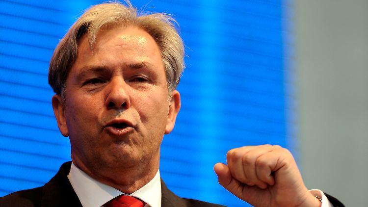 Wowereit ist seit gut zehn Jahren im Amt, seit Anfang 2002 steht er an der Spitze einer rot-roten Koalition.