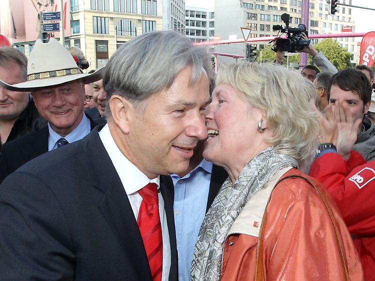 "Wowi", der Berlin-Versteher in Aktion. Beim Wahlkampfabsc hluss gab's auch Promi-Hilfe durch US-Schauspieler Larry Hagmann, besser als J.R.Ewing bekannt.