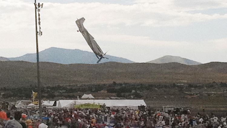 In Reno stürzt das Flugzeug vor den Augen der entsetzten Zuschauer fast senkrecht zu Boden.