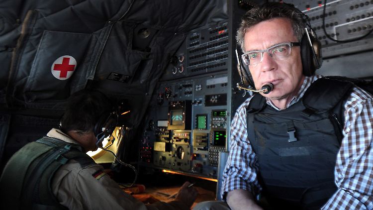 De Maizière fliegt mit einer Transall-Maschine ins Lager Maimana.