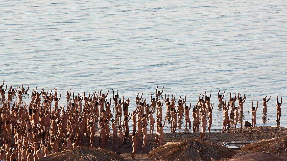 2011-09-17T125703Z_01_NIR09_RTRMDNP_3_ISRAEL-DEADSEA-NAKED.JPG2241380494488523044.jpg