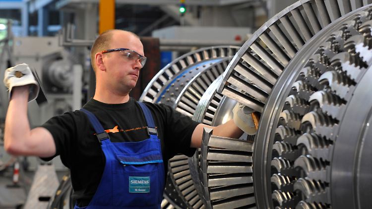 Ein Siemens-Monteur arbeitet in Görlitz an einer Turbine.