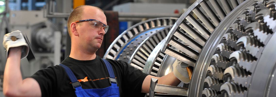 Ein Siemens-Monteur arbeitet in Görlitz an einer Turbine.