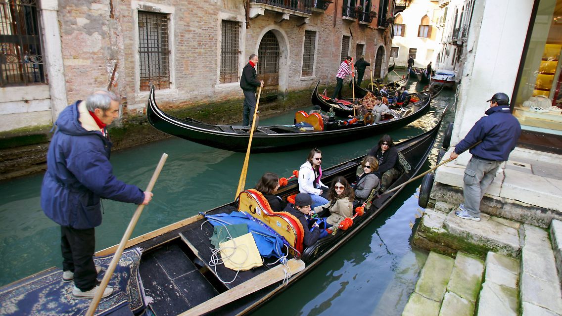 Venedig lebt von den Touristen, die die Stadt "überschwemmen".