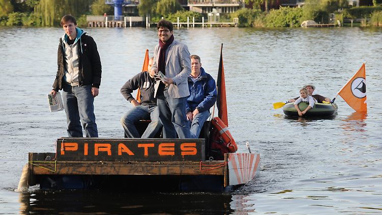 Andreas Baum (l) und Christopher Lauer mit einem Floß auf der Spree in Berlin.