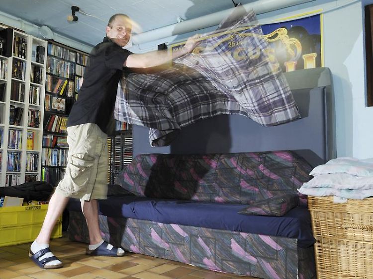 Eine freie Couch für Reisende aus aller Welt: Auch Couchsurfing wird immer beliebter, ist im Unterschied zu "Air Bed and Breakfast" aber kostenlos.