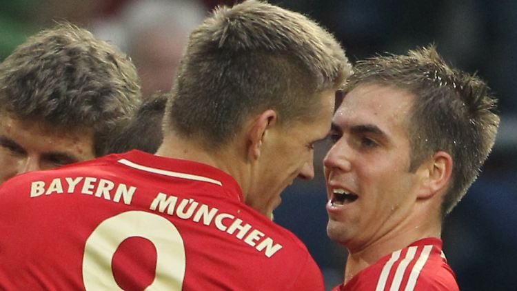 Nils Petersen, links, und Bayerns Kapitän Philipp Lahm.