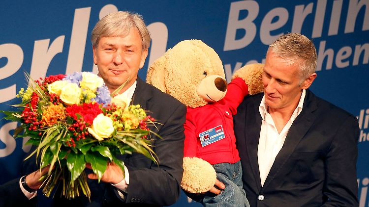 Wowereit mit Teddy und seinem Lebensgefährten Kubicki.
