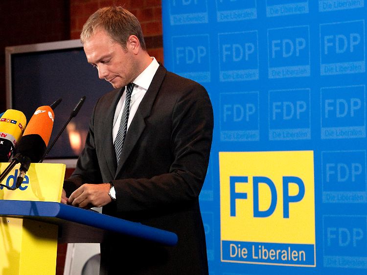 Tiefer geht's kaum noch: Generalsekretär Lindner muss das Ergebnis von etwa 2 Prozent erklären.