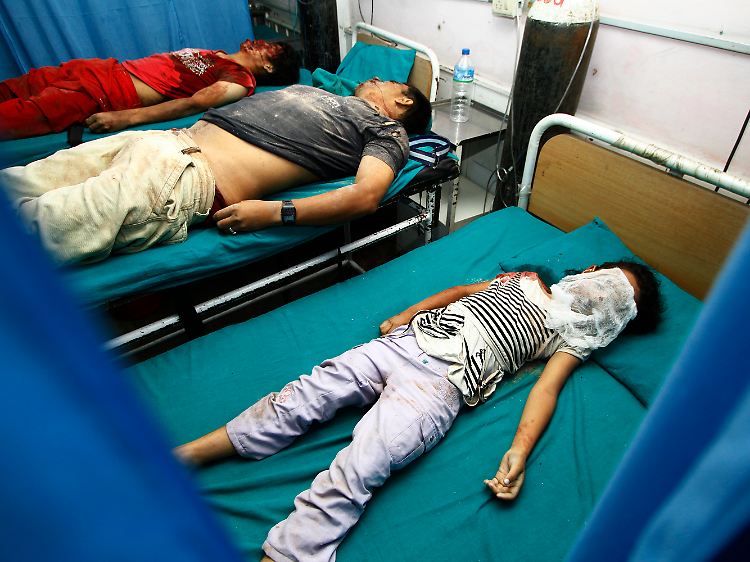 Drei der Toten in einem Krankenhaus in Nepal.